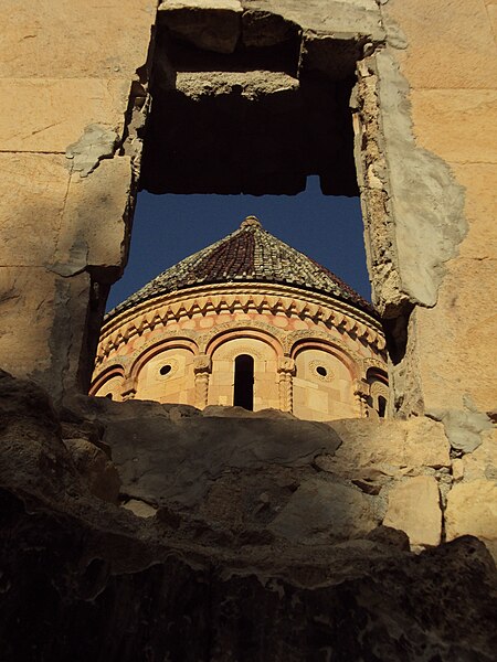 File:Ishkhan Monastery 05.jpg