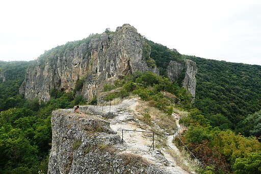 Felskirchen von Iwanowo. Blick auf die Oberseite des Felsens und die bewaldete Umgebung (UNESCO-Weltkulturerbe in Bulgarien). Ivanovo rocks