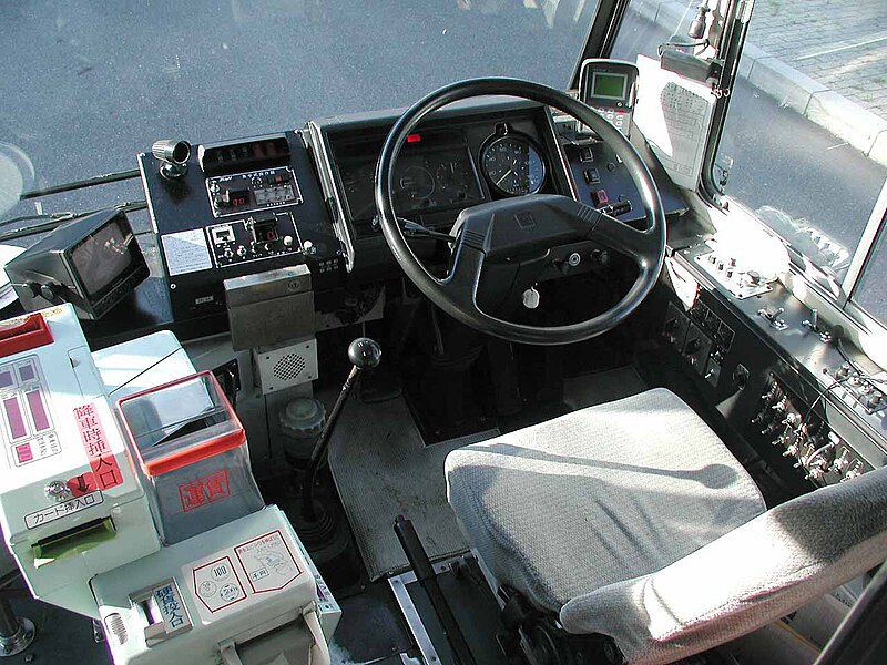 File:JRbuskanto M421-91602 cockpit.jpg