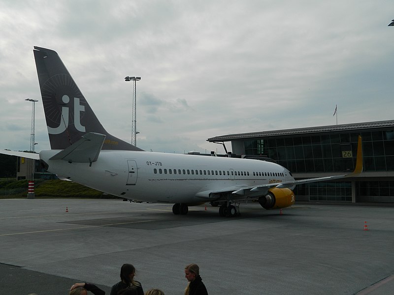 File:Jettime B737-3Y0 (OY-JTB) at BLL - panoramio.jpg