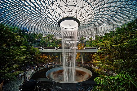 Чанги знак чанг. Фонтан в аэропорту Сингапура. Сингапур Changi сверху. Сингапур оранжерея архитектура. Климатрон ботанического сада Миссури.