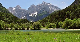 Veduta del Monte Razor (a sinistra) e del Monte Prisani (Prisojnik) (a destra) dal lago di Jasna