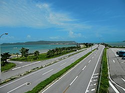 Jalan Tengah Laut, yang menghubungkan Semenanjung Katsuren dengan Kepulauan Yokatsu