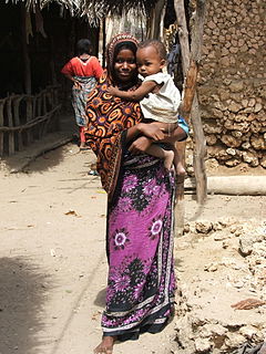 Asszony a gyerekével Lamu térségéből