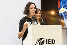 Katharine Hamnett, honorary award on IED Design Awards 2019, during her acceptance speech Katharine Hamnett en los IED Design Awards 2019 .jpg