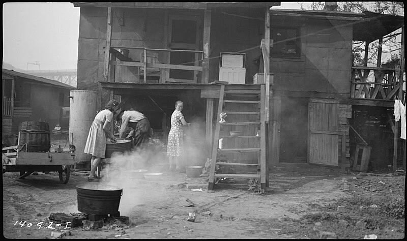 File:Keeler, Albert, women washing clothes in front of home - NARA - 281487.jpg