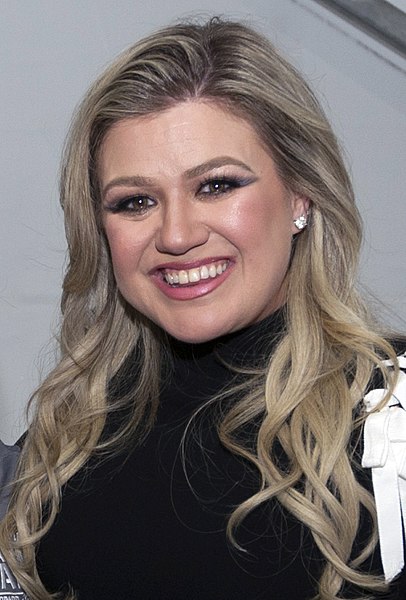 File:Kelly Clarkson 2018 DoD Warrior Games Opening Ceremony 14 - Cropped 01.jpg