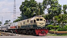 Kereta Api Tawang Alun Meninggalkan Stasiun Bangil.jpg