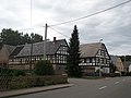 Wohnstallhaus und Seitengebäude eines Bauernhofes