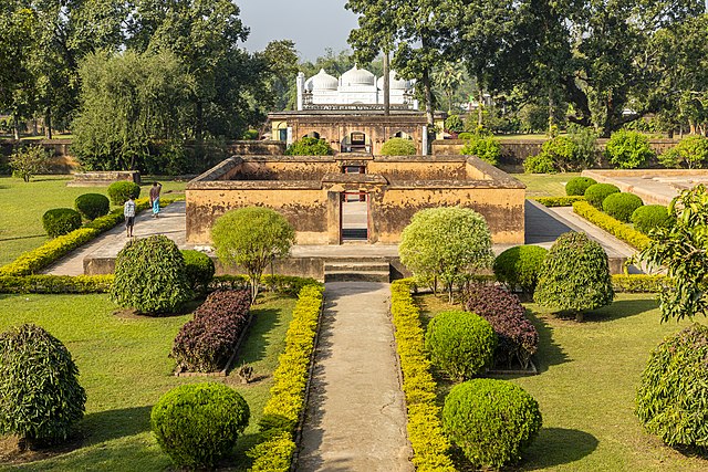 Khushbagh:The cemetery at Khusbagh hosts the graves of the Nawabs of Bengal of the Afshar dynasty and their family members. It is the resting place, a