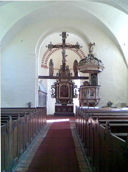 File:Kirchenschiff Schaprode.jpg