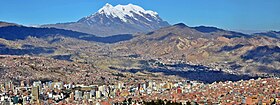 Panorama grada ispod planine Illimani