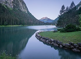 Le lac de Montriond, dans le massif du Chablais (Auvergne-Rhône-Alpes). (définition réelle 4 520 × 3 297)