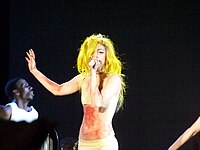 Гага исполняет песню «Born This Way» в Антлантик-Сити на The Monster Ball Tour