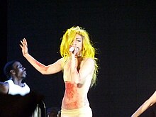 Lady Gaga singt zum ersten Mal Born This Way bei der Monster Ball Tour im Februar 2011 in Atlantic City