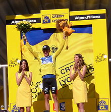 Armstrong in maglia gialla all'arrivo dell'ottava tappa del Tour de France 2003