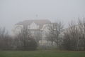 Schulhaus von Laupersdorf im Nebel