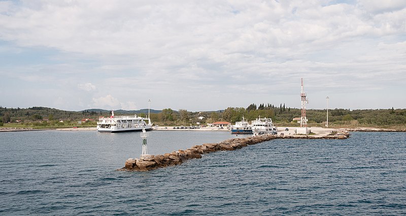 File:Lefkimmi ferry port 01.jpg