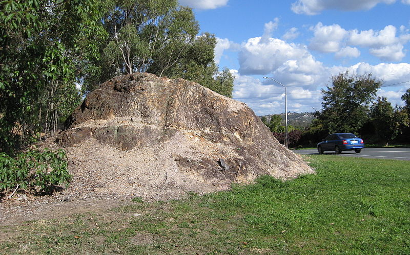 File:Loganholme quarry remnant Drews Road 2012.jpg