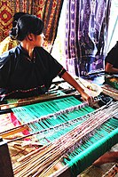 Еден од уникатните традиционалните занаети во Ломбок