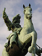 Primer plano de la estatua.