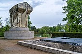 Cénotaphe réalisé par Jean-Baptiste Larrivé pour le monument aux morts de l'Ile du Souvenir, au Parc de la Tête d'Or, Lyon
