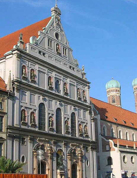 File:München, Michaeliskirche, Fassade.jpg