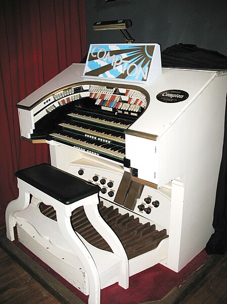 File:Majestic Theatre, Pomona - Compton 1936 Console, ex Regal Cinema South Shields, England (2009).jpg