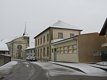 Kleurenfoto van de Rue des Écoles onder de sneeuw in februari 2020.