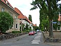 Individual monument above aggregate: group of houses (with Dohnaweg 5), with front garden enclosure (see also aggregate document - Obj. 09305337, Am Bogen 2-54)