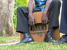 Zdjęcie z 2007 roku. Czarnoskóry mężczyzna siedzi na marimbuli, na której gra. Pomiędzy nogami muzyka znajduje się otwór rezonansowy oraz pięć języczków, które wydają dźwięk po ich szarpnięciu.