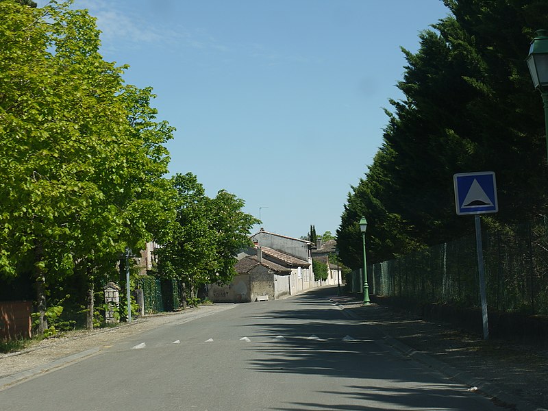 File:Marsan - Entrée du village.jpg