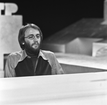Gibb on TopPop in 1973