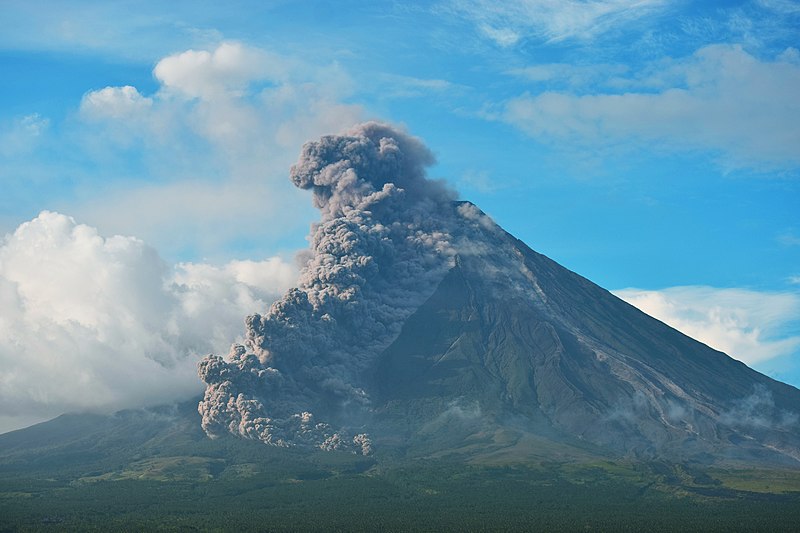 File:Mayon Volcano eruption at Daraga Church.jpg