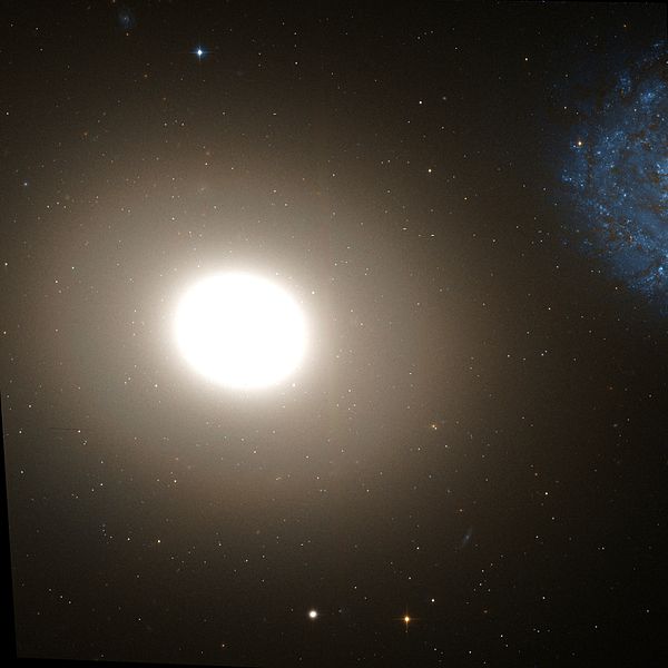 Ficheru:Messier 60 Hubble WikiSky.jpg