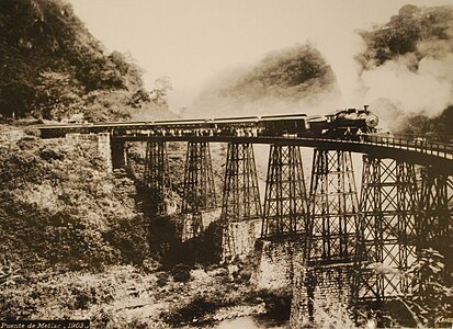 Trein op de spoorbrug over de rivier de Metlac Nabij San José in de gemeente Fortín (Veracruz) (1903)