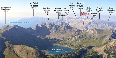 Panorama légendé vers le sud du mont Pelat sur les sommets du massif éponyme jusqu'au mont Saint-Honorat inclus situé à 24 km.