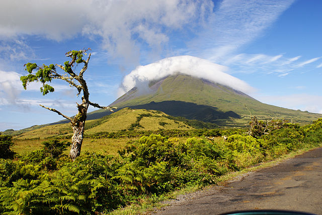 הר פיקו - הר געש שכבתי באי פיקו.