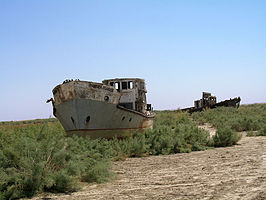 Schepen op het droge in de voormalige haven van Moynaq