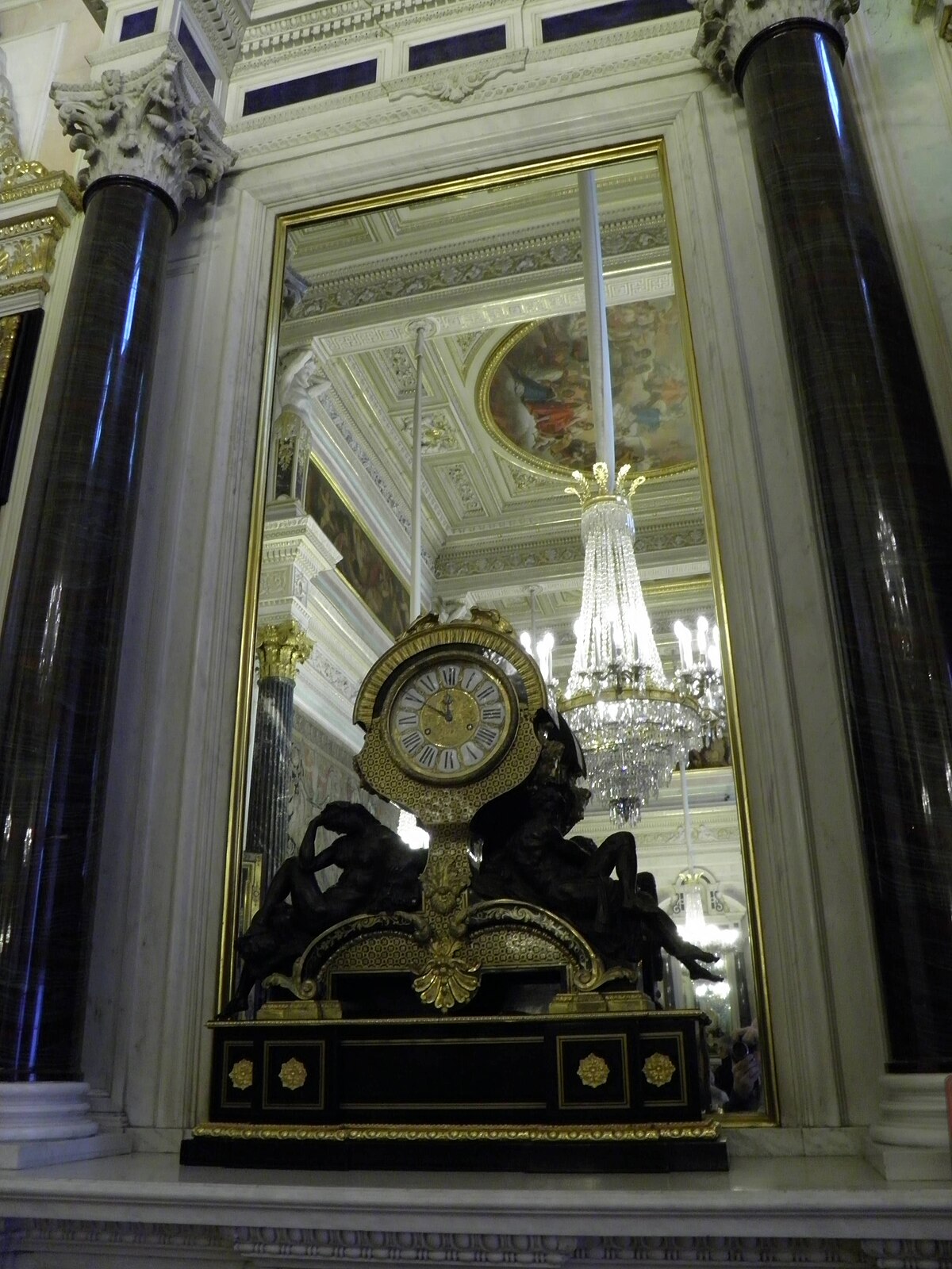 Китайская гробница часы. Эрмитаж часы Сан-Суси. Астрономические часы Эрмитаж. Часы Medici Gold.