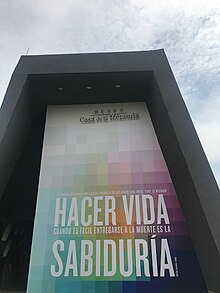 Mural de la exposición Medellín es 70, 80, 90 La Ciudad Habla