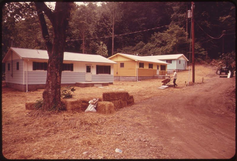 File:NEW HOUSES AT KIMBERELY WERE BUILT BY BUFFALO HOUSING BUFFALO HOUSING ORIGINATED AT THE WEST VIRGINIA INSTITUTE OF... - NARA - 551110.tif