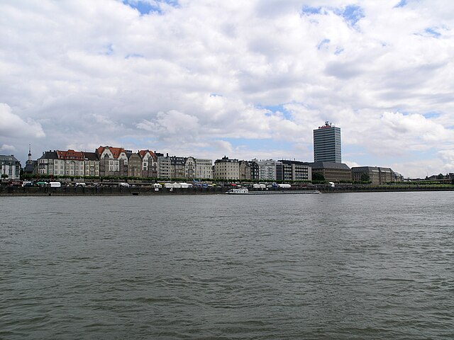 File:NRW,_Düsseldorf_-_Rheinuferpromenade_02.jpg