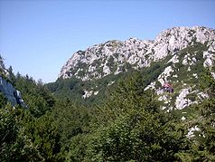 Cabana na montanha abaixo do cume de Risnjak