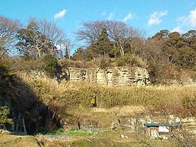 鎌倉城の切岸といわれた「お猿畠の大切岸」。石切場だったことが解り疑問視されている。