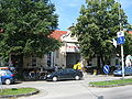 English: The market in the town. Slovenčina: Tržnica v meste. Magyar: A városi piac.