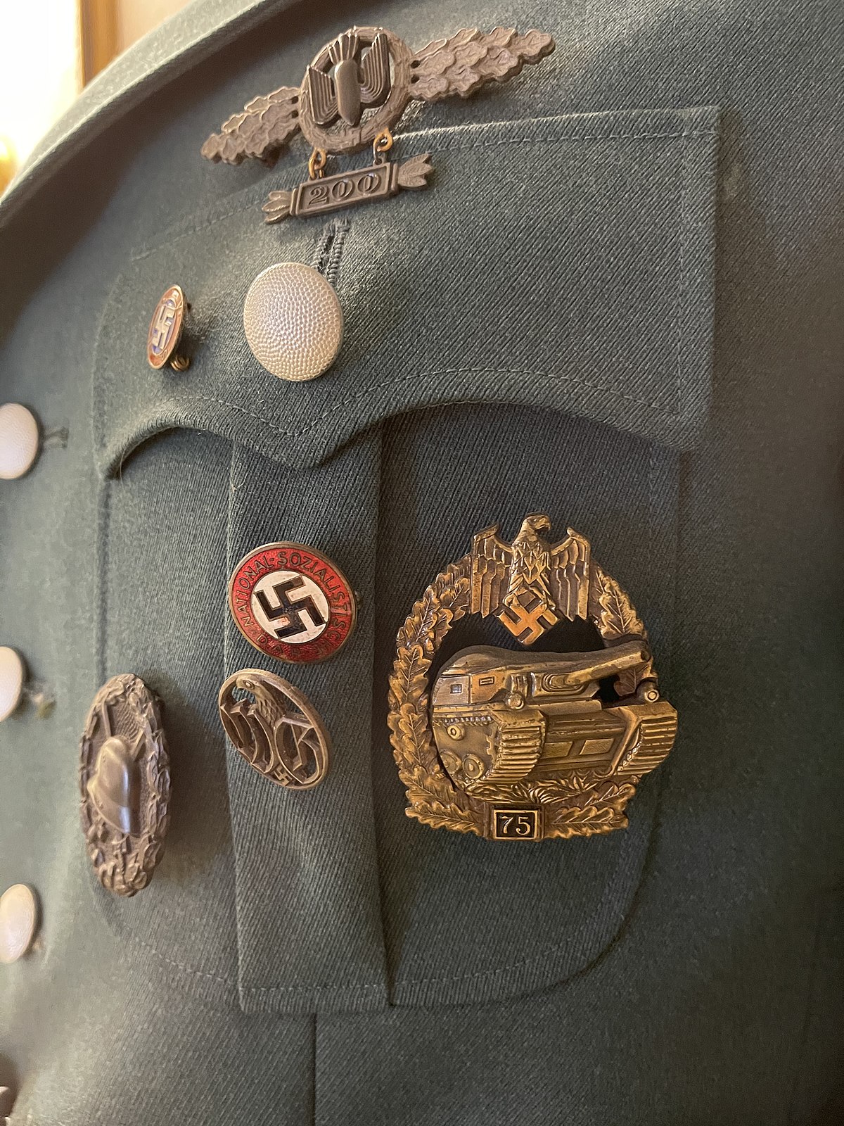 File:Nazi badges Luftwaffe Kampf u Sturzkampfflieger Abz 