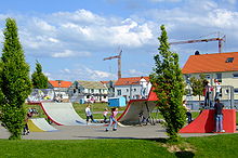 Skateranlage im Park „Grüne Mitte“, dahinter Baugebiet NSU-Amorbach II