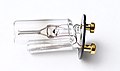 Geöffneter Starter: Glimmlampe mit Bimetallelektroden und Entstörkondensator