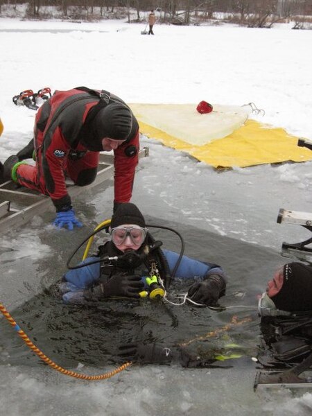 File:Nesconset FD Scuba rescue team ake Ronkonkona ice dive 2062 1087267736207 1061841085 286809 8744 n.jpg